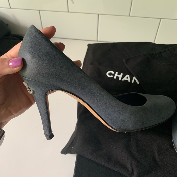 Navy Chanel Leather Pump - Picture 4 of 6